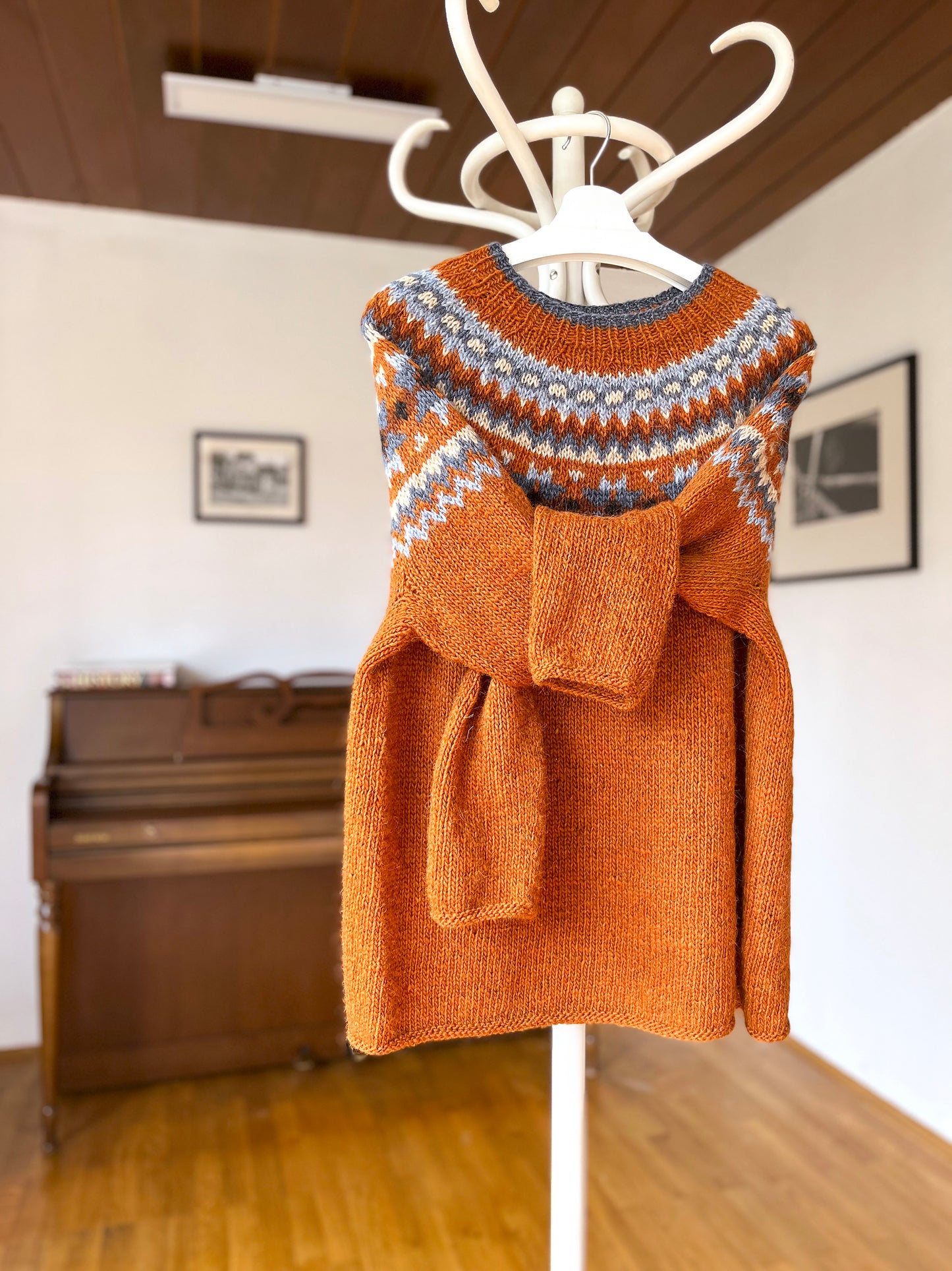 Orange and blue Icelandic lopapeysa knitted sweater from Lettlopi pure Icelandic wool in Rósir design