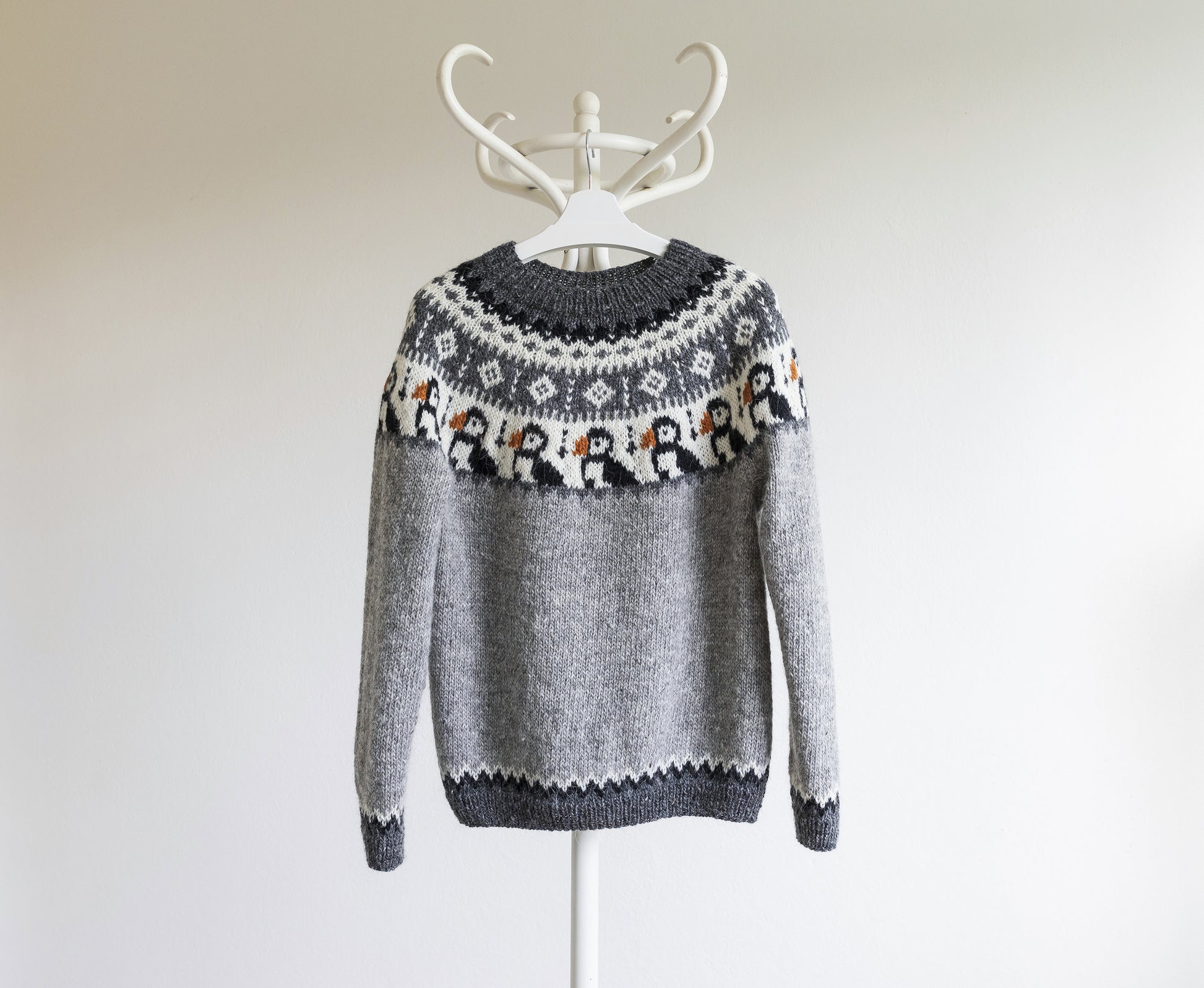 Grey and white knitted Icelandic lopapeysa sweater in Puffins knitting pattern