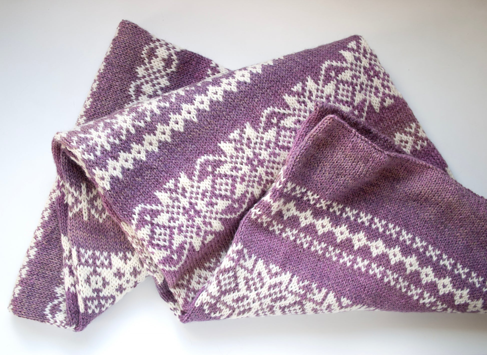 details of gradient purple and white wool hole hand-knitted Fair isle scarf in snowflake knitting pattern
