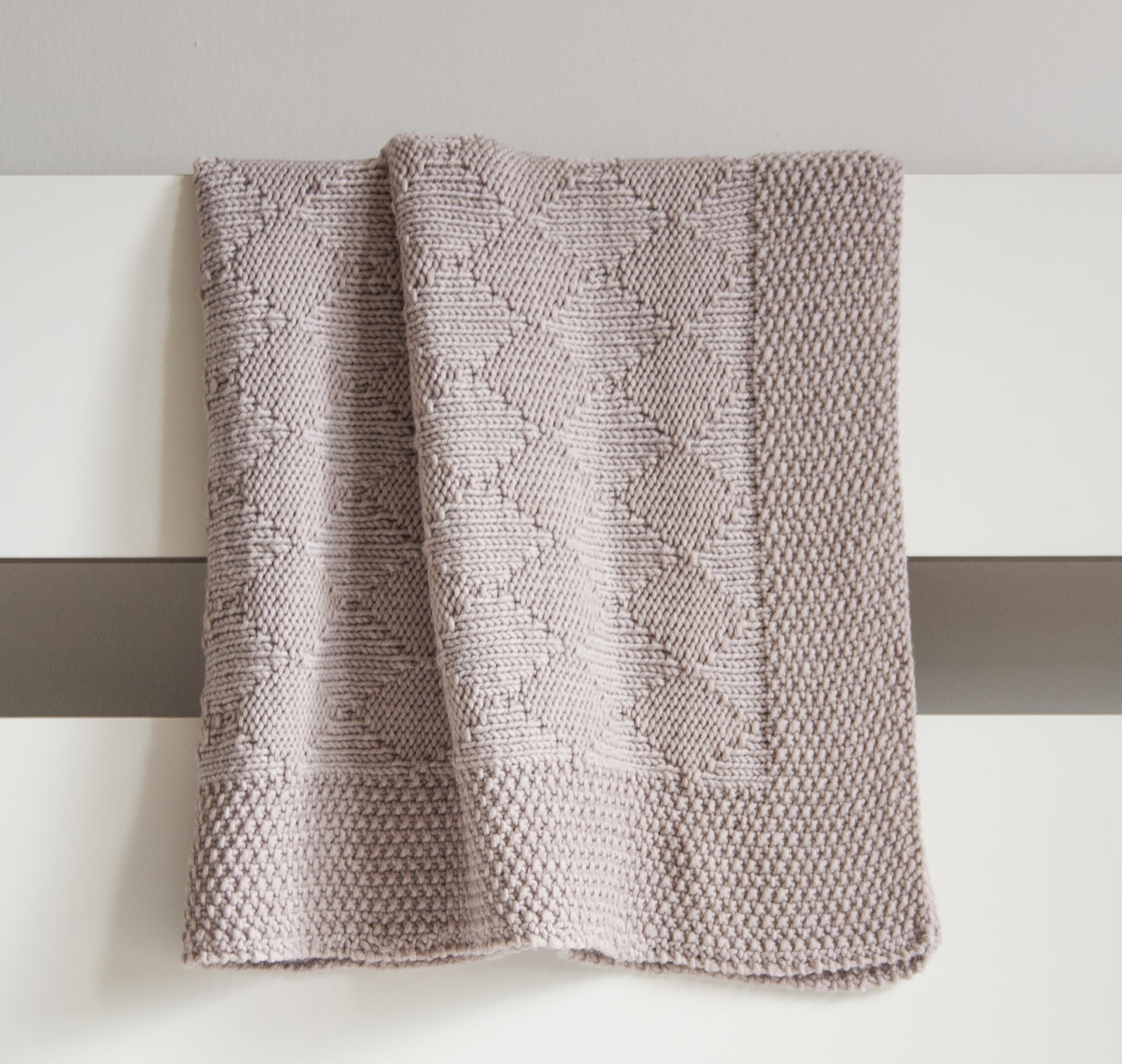 Harlequin baby blanket knitting pattern, beige textured diamond design