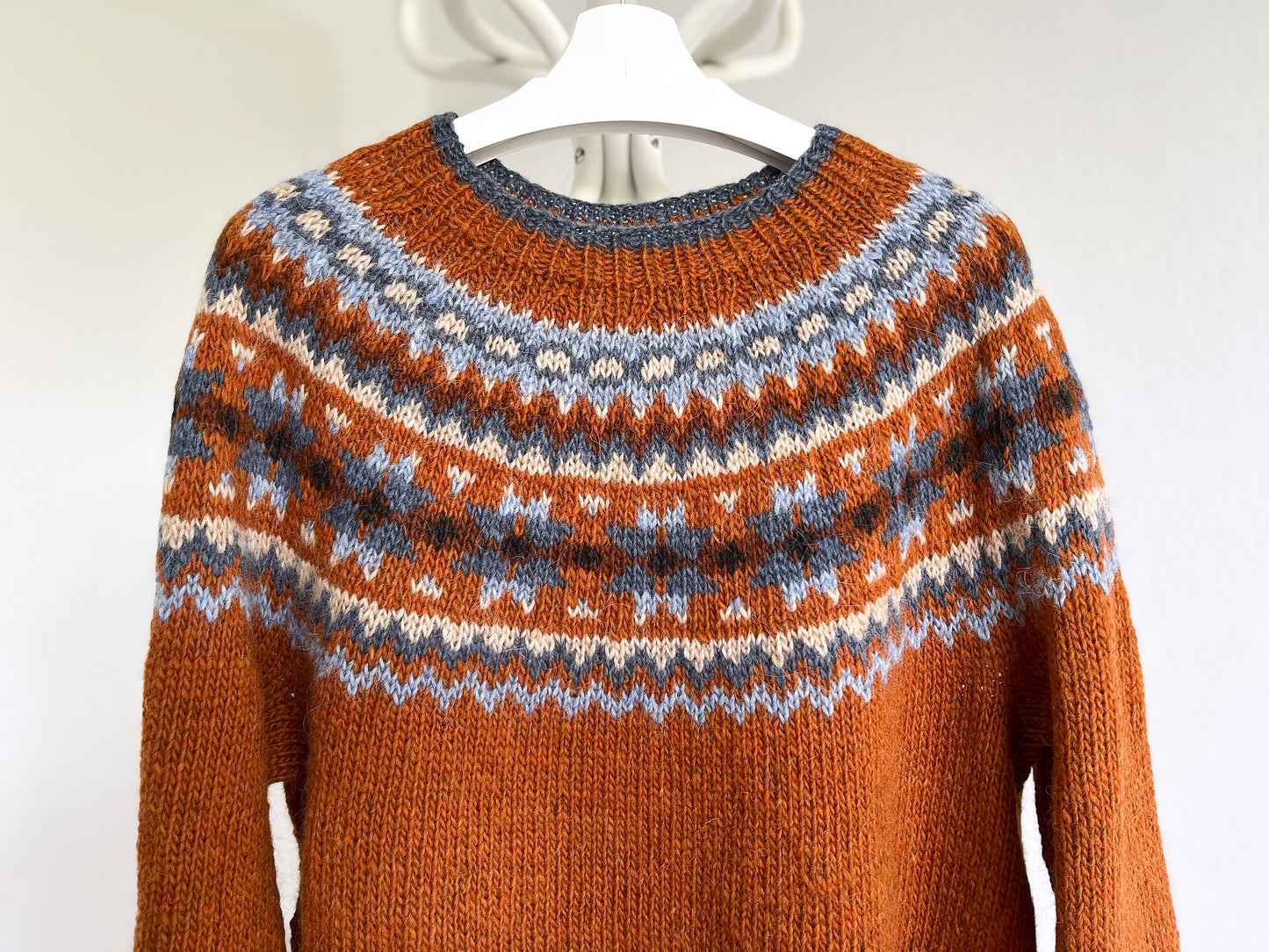 Yoke of Orange and blue Icelandic lopapeysa knitted sweater from Lettlopi pure Icelandic wool in Rósir design