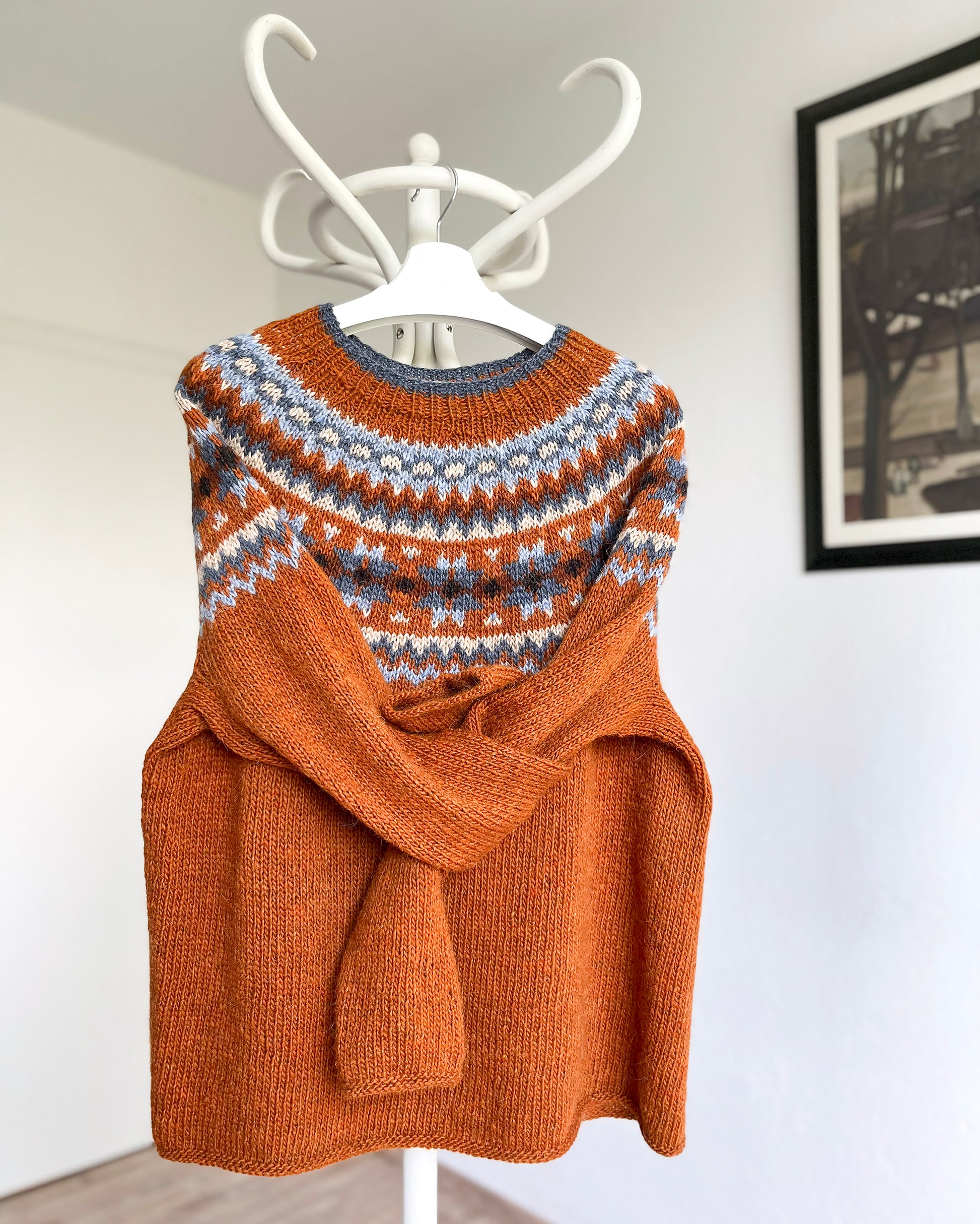 Orange and blue Icelandic lopapeysa knitted sweater from Lettlopi pure Icelandic wool in Rósir design