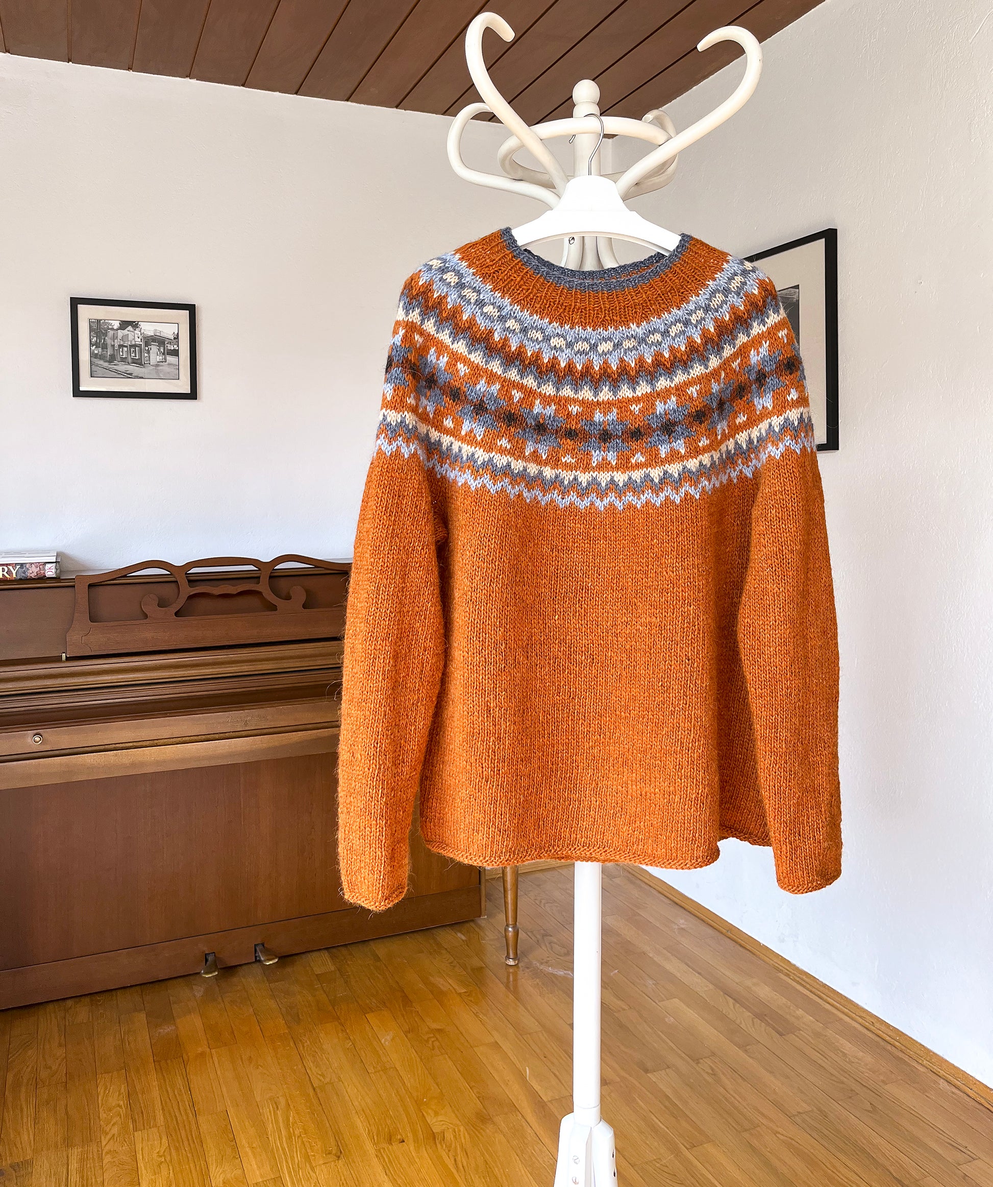 Orange and blue Icelandic lopapeysa knitted sweater from Lettlopi pure Icelandic wool in Rósir design