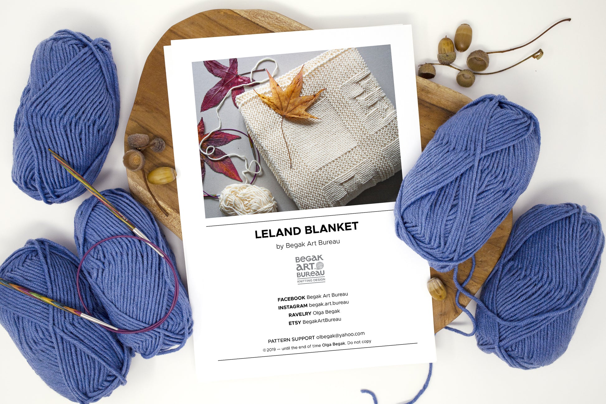 Geometrical blanket knitting pattern with blue yarn balls