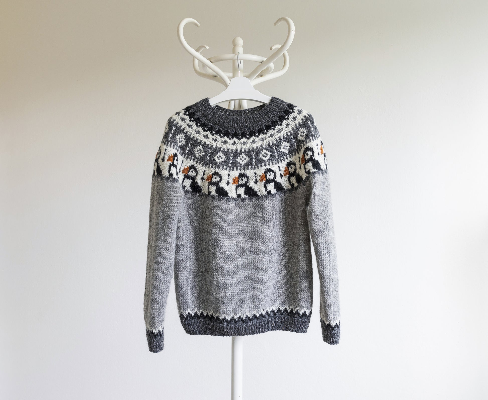 Grey and white knitted Icelandic lopapeysa sweater in Puffins knitting pattern