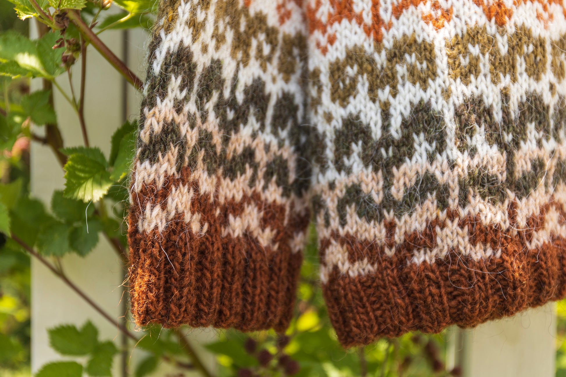 close-uo of hem and cuff of Meadow icelandic lopapeysa sweater with floral pattern